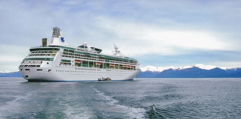 Kreuzfahrtschiff vor der Küste Alaskas